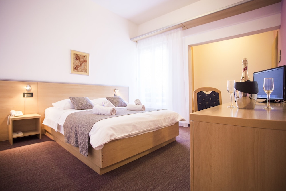Double Room - Photo 1
