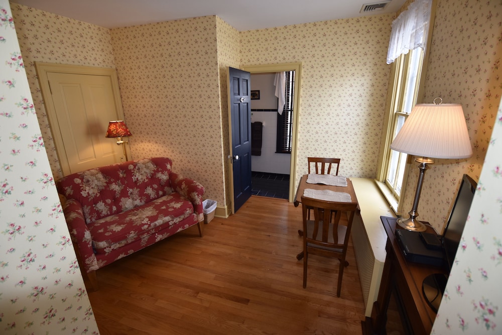 Suite, 1 Queen Bed, Private Bathroom photo 2