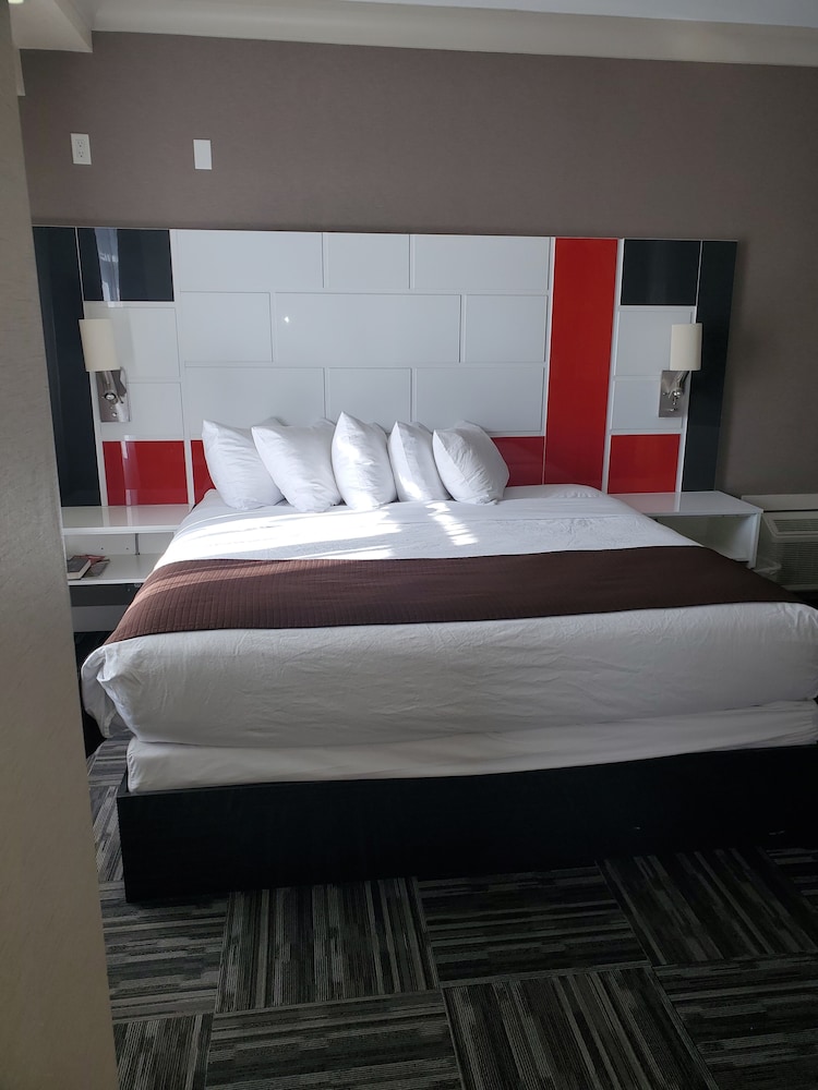 Suite, 1 King Bed, Non Smoking - Photo 3