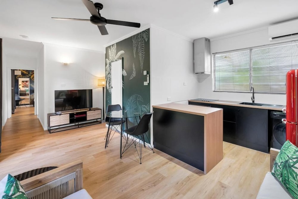 2 Bedroom, 2 Bathroom Apartment with Ensuite, Pool View