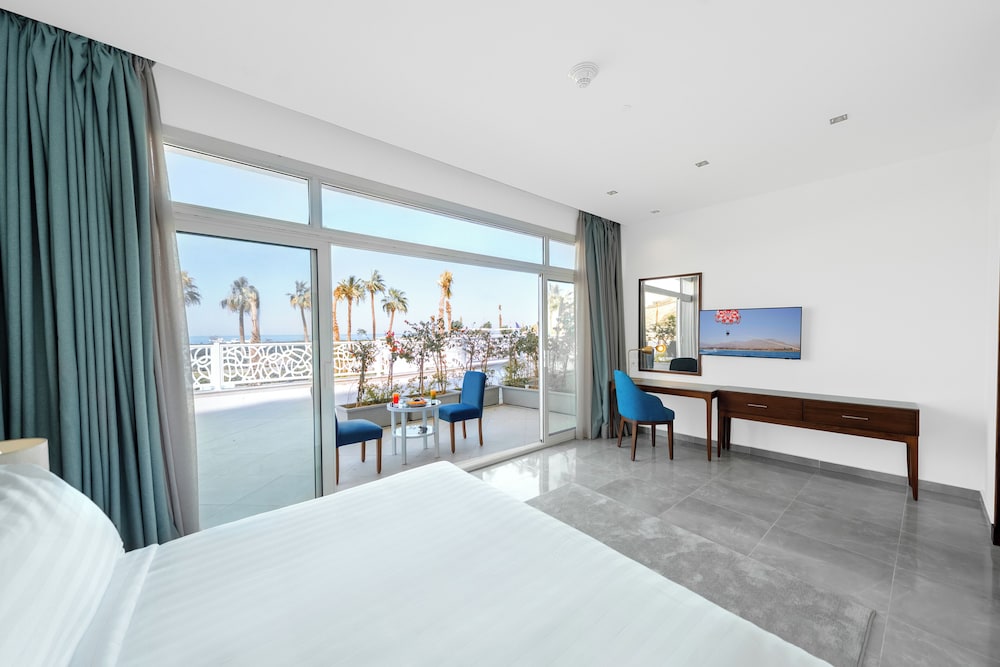 Standard Suite, 1 Queen Bed with Sofa bed, Non Smoking, Sea View - Photo 2