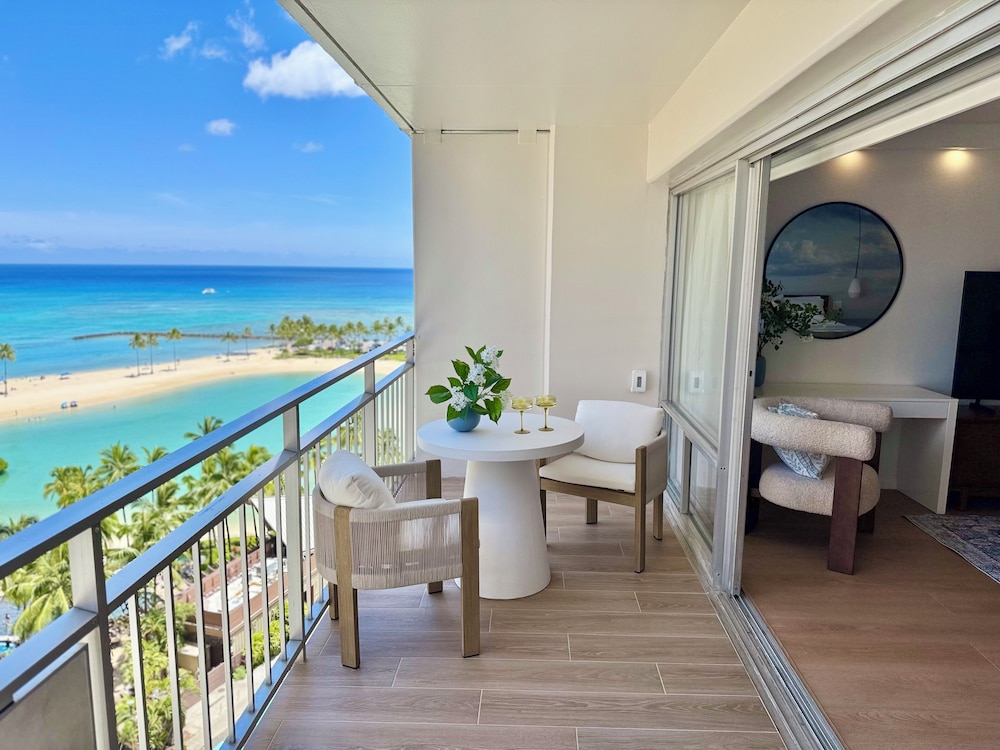 Romantic Studio Suite, 1 King Bed with Sofa bed, Balcony, Ocean View