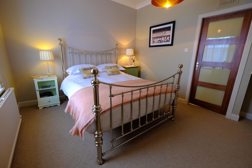 Standard Room, 1 King Bed photo 3