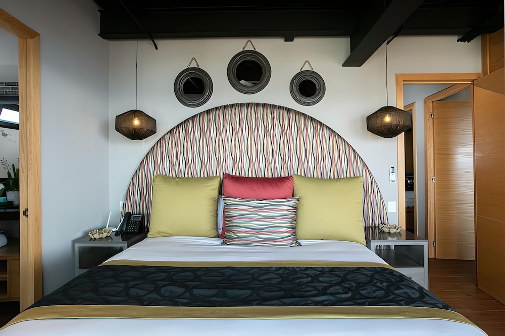 3 Bed 3 Bath First Class Penthouse + Jacuzzi