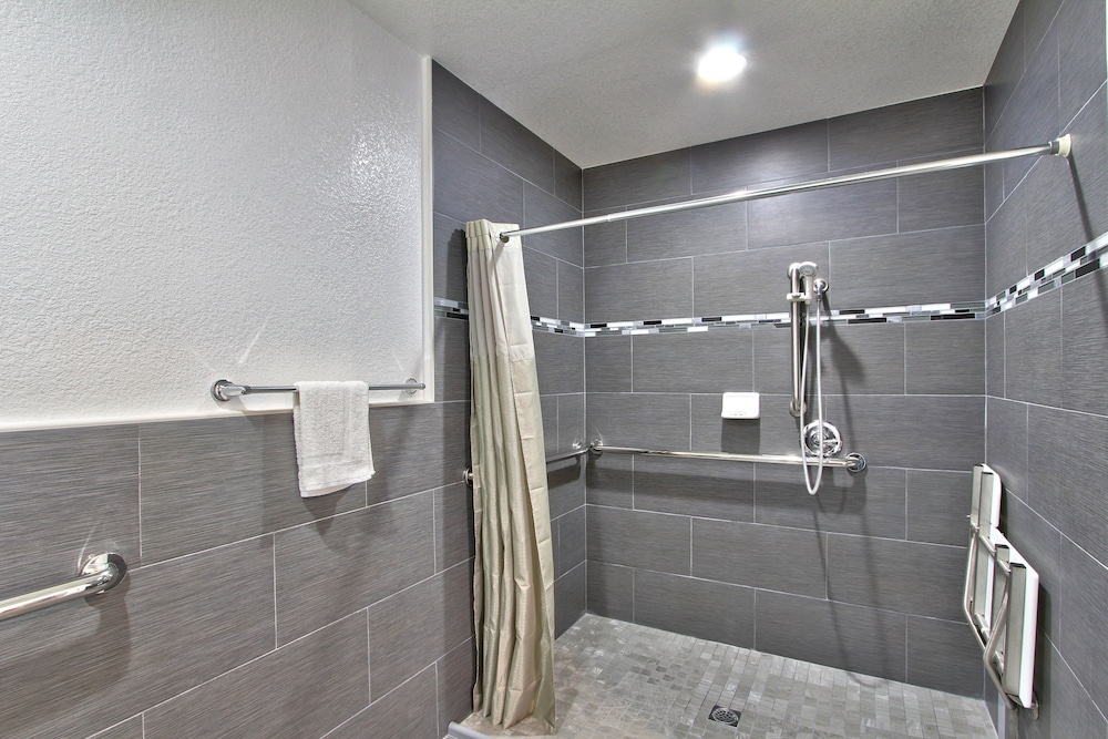 Room, 1 Queen Bed, Accessible photo 2