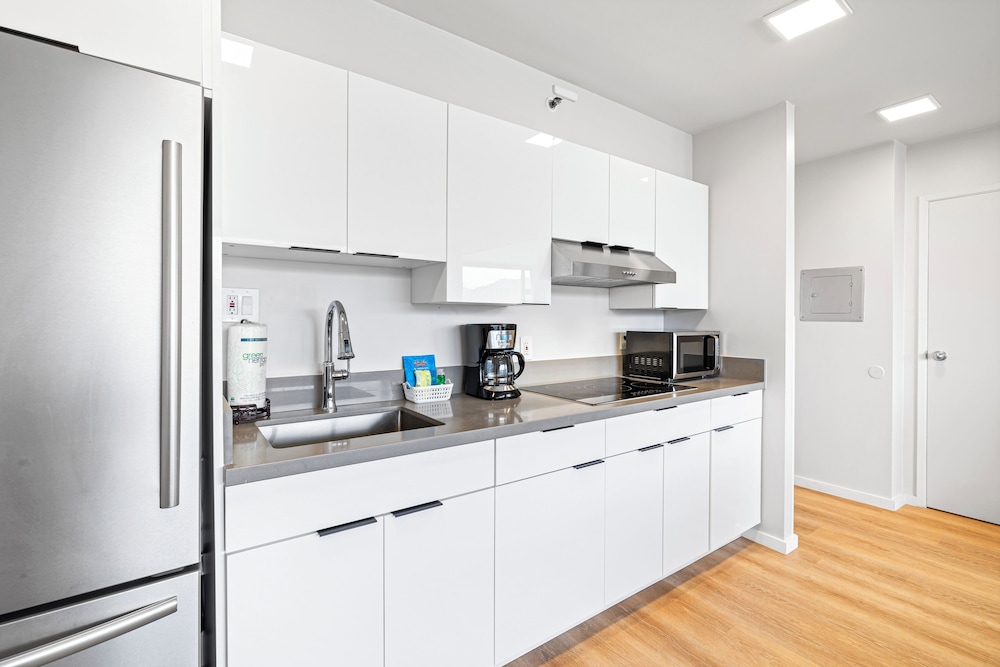 High Floor Mountain View Condo with 2 Beds and Parking: Condo, 1 Bedroom, Mountain View (0148) photo