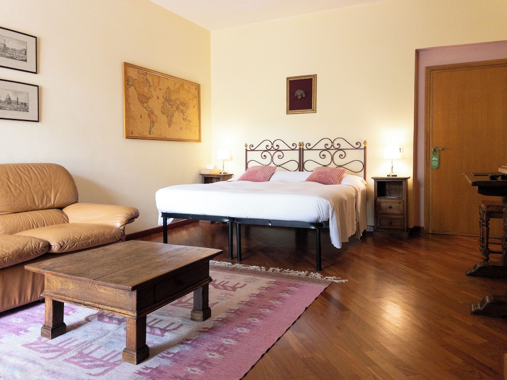 Deluxe Double Room, 1 King Bed, Non Smoking, Private Bathroom photo 1