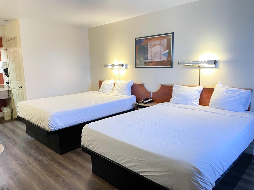 Standard Suite, 2 Queen Beds, Non Smoking - Photo 6