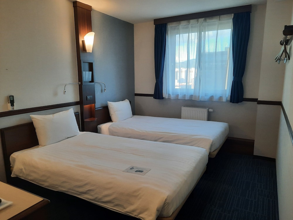 Twin Room, Smoking