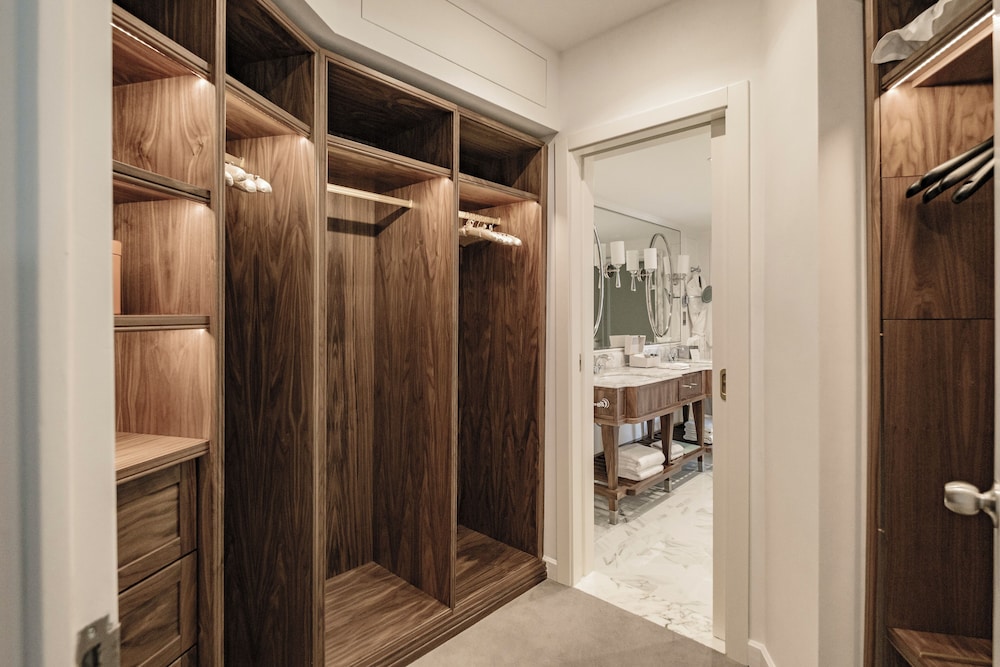 Signature Suite - Photo 2