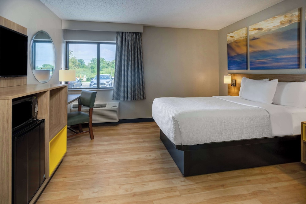 Room, 1 Double Bed, Accessible, Non Smoking (Mobility Accessible, Roll In Shower) - Photo 1