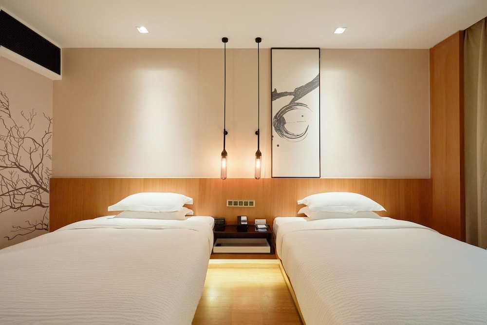 Deluxe Room, 2 Twin Beds, City View - Photo 3