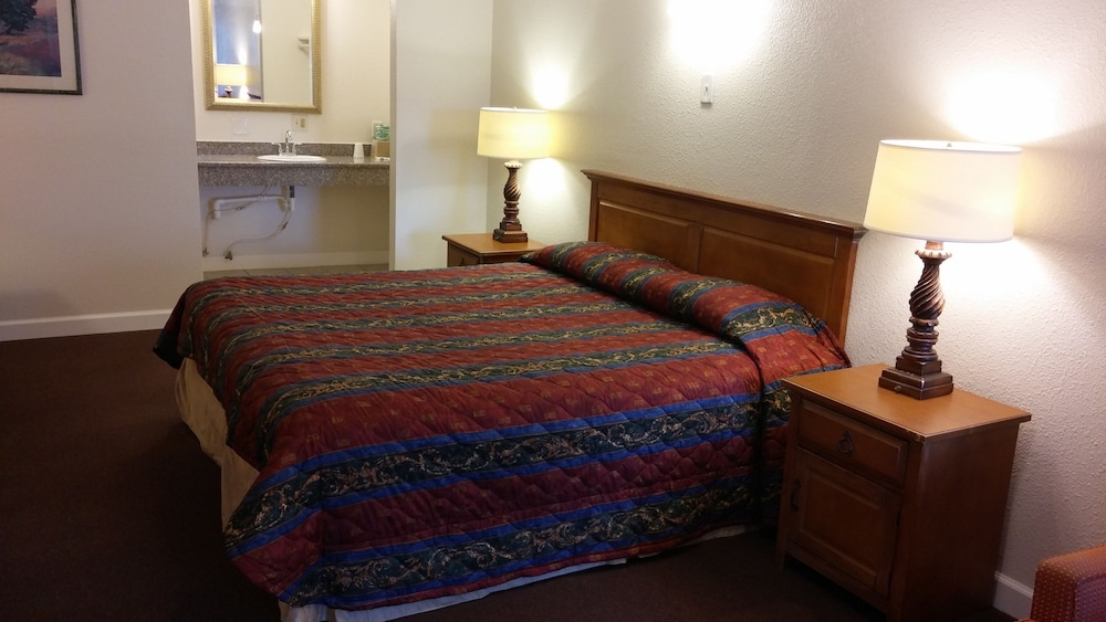 Deluxe Room, 1 King Bed photo 1