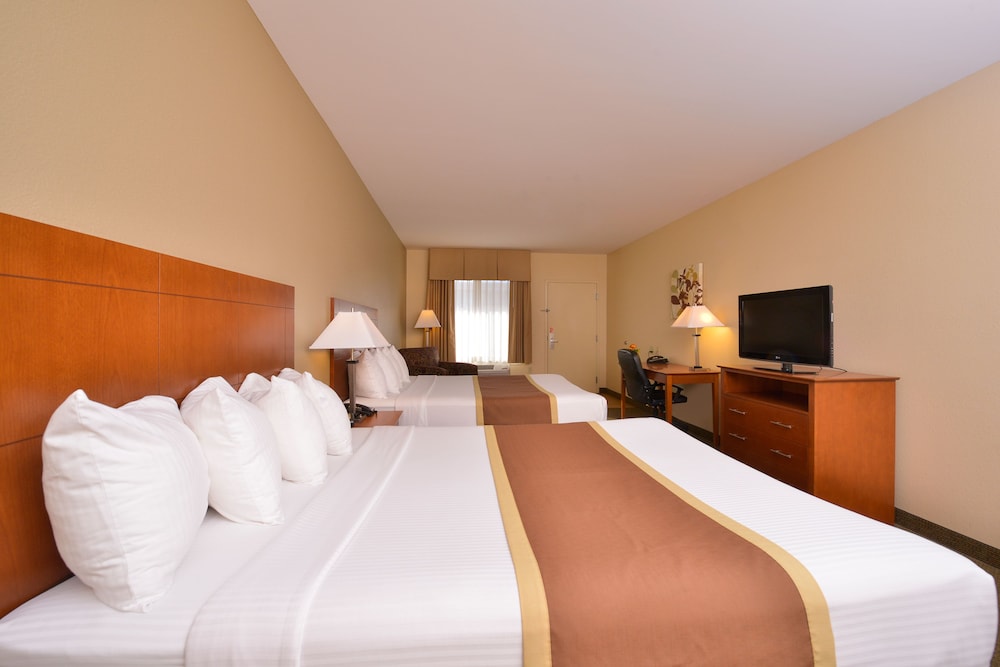 Standard Room, 2 Queen Beds, Non Smoking - Photo 9