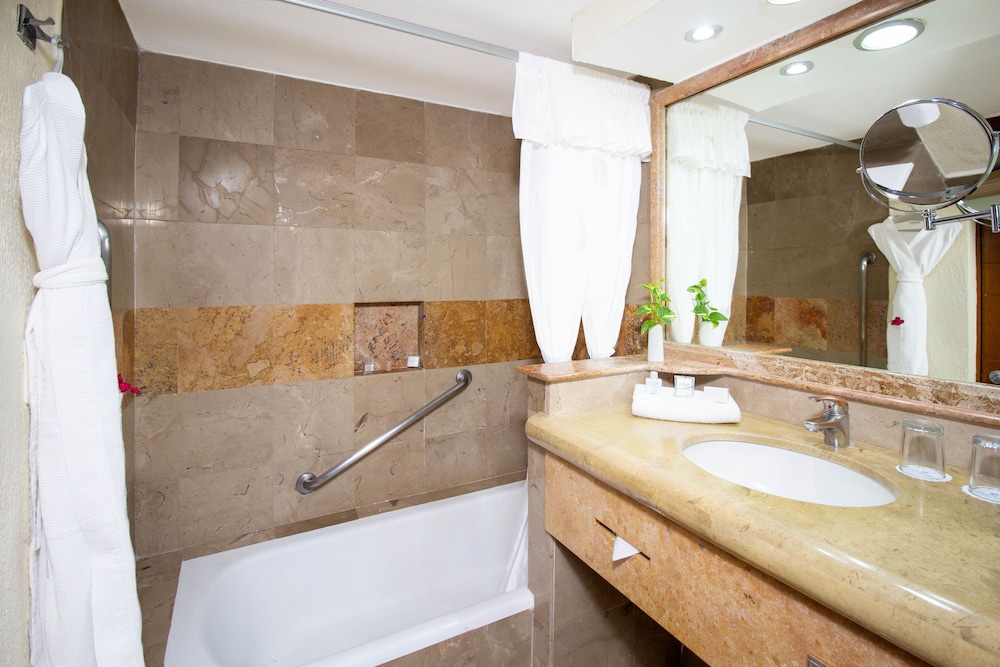 Two Bedroom Family Suite Pool View - Photo 12