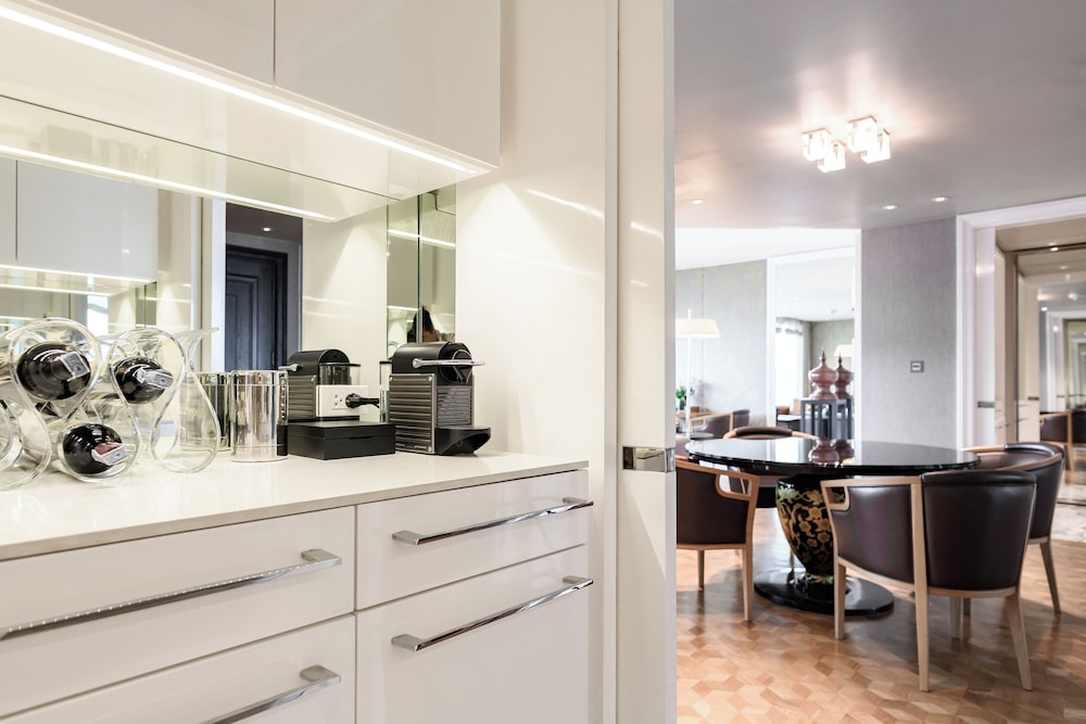 Suite (Diplomat)