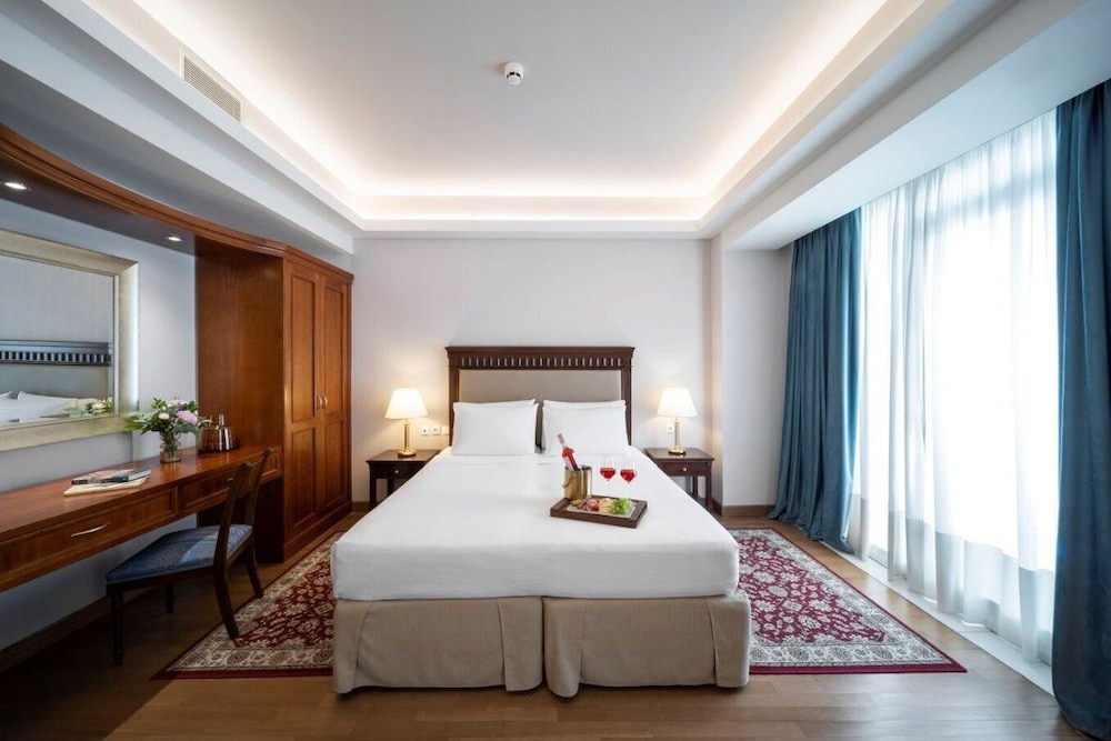 Suite - Photo 1