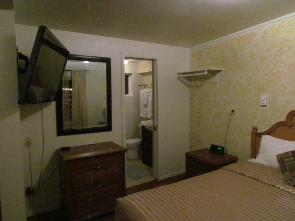 Basic Room, 1 Queen Bed photo 3