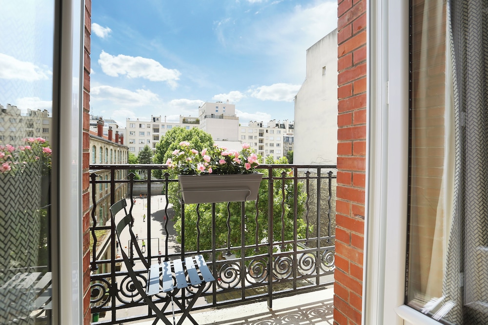 Medium Studio with Kitchen and Balcony photo 3