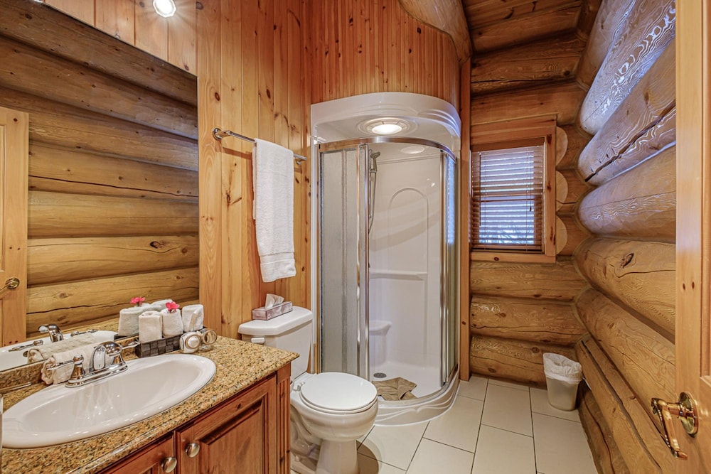 Executive Plus 52 - Beautiful Spacious log Home With Private hot tub Pool, Billede 20