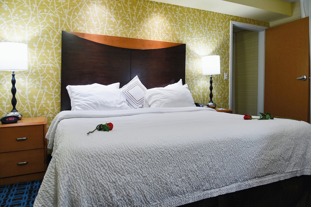Suite, 1 King Bed with Sofa bed - Photo 2