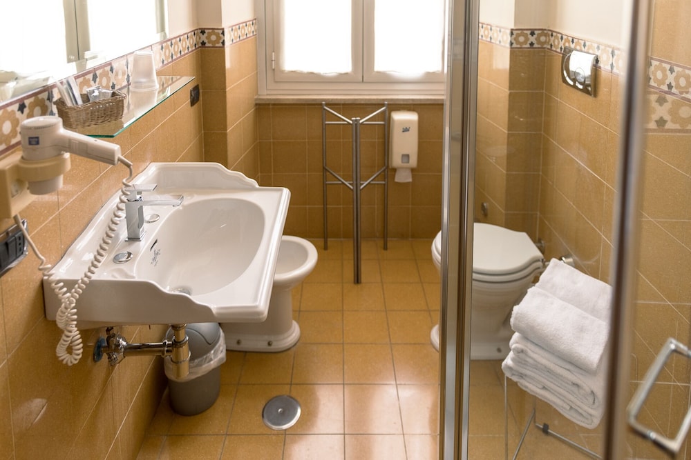Superior Double Room thumbnail 5