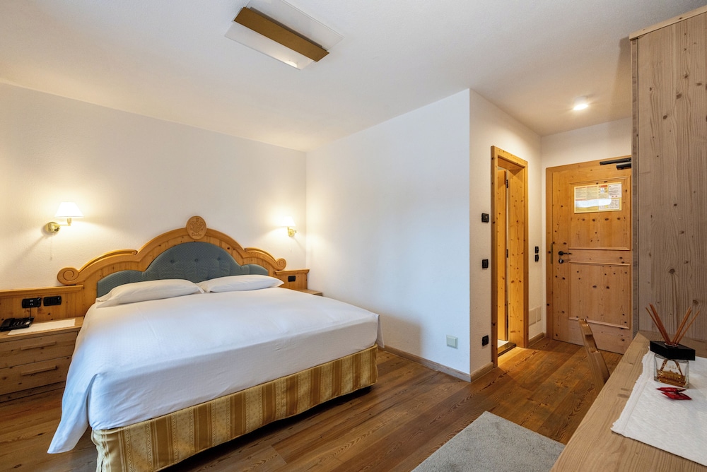 Classic Double or Twin Room, Balcony, Mountain View