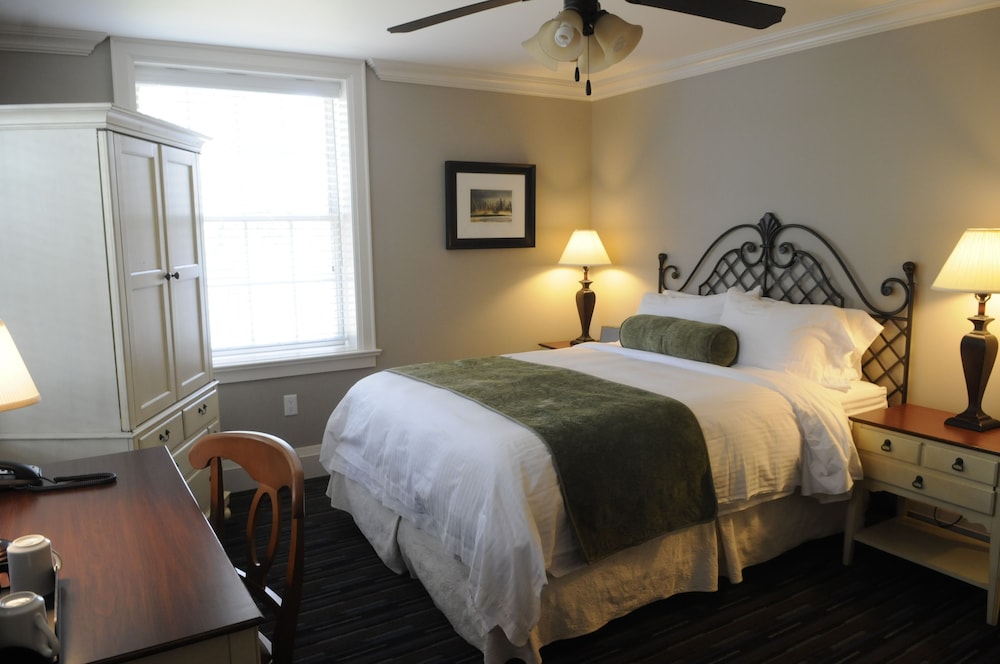 Premium Queen Room Shower - Lake View