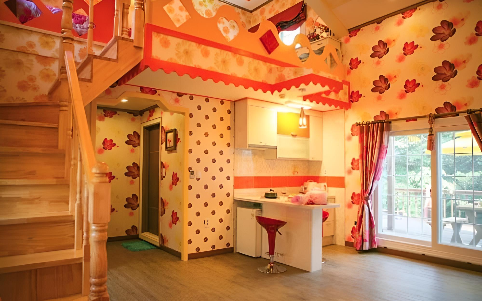 Room (Love me) photo 2