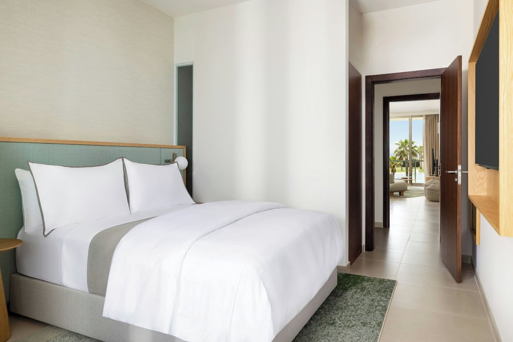 Suite, 3 Bedrooms, Balcony, Pool View - Photo 3
