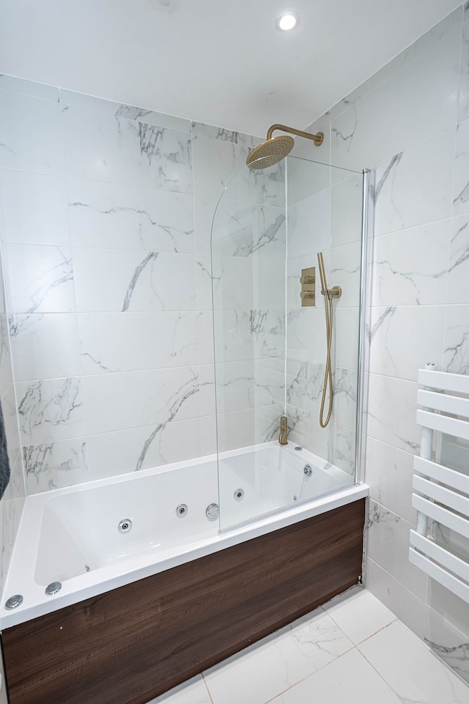 Superior Apartment, Hot Tub, City View (Apt 2) - Photo 10