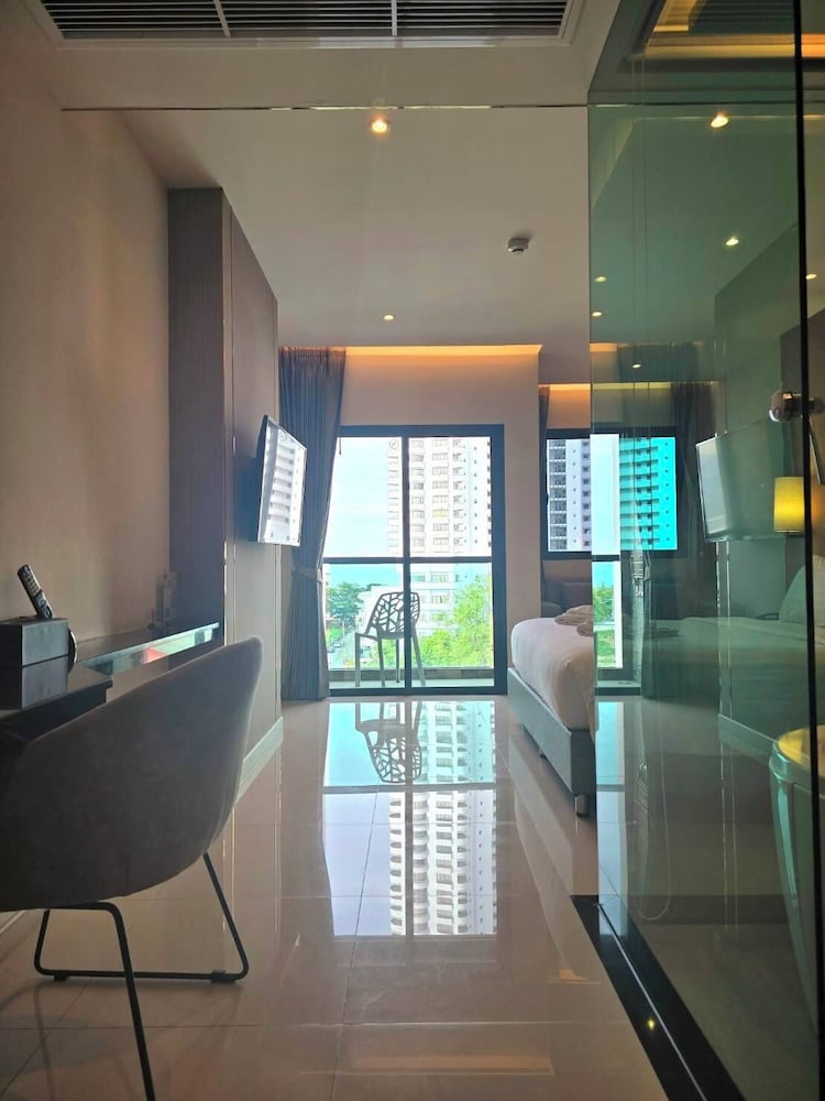 Suite Sea View with Balcony - Photo 3