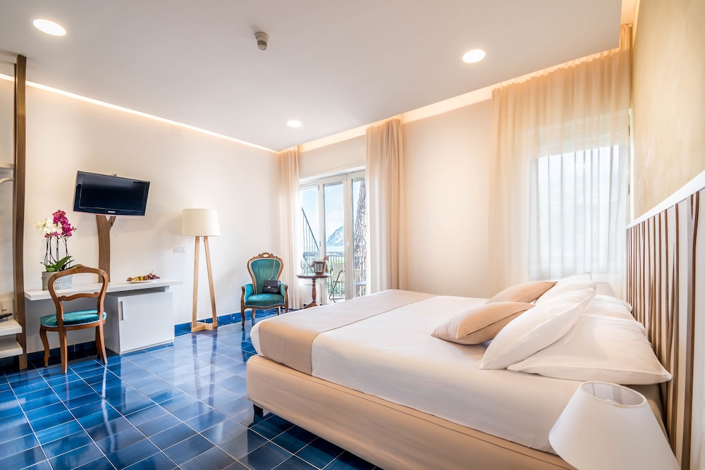 Superior Double Room, 1 Double or 2 Twin Beds, Balcony, Sea View - Photo 4