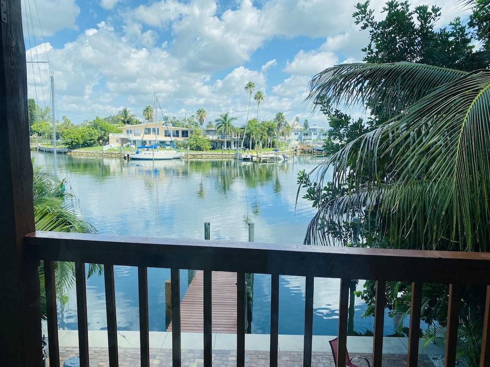 Panoramic Condo, 3 Bedrooms, Harbor View, Overwater