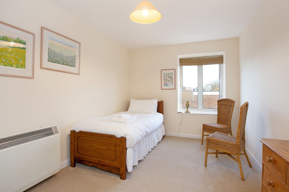 House, 2 Bedrooms photo 2