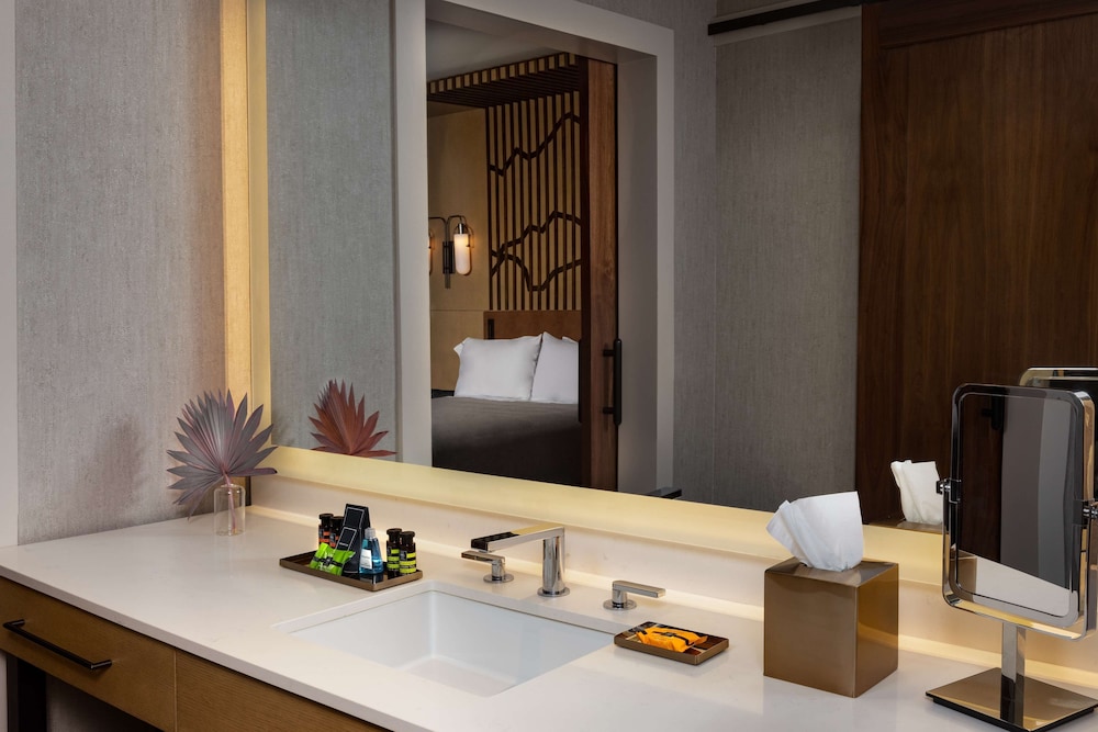 Suite, 2 Queen Beds, Accessible (Mobility & Hearing, Roll-in Shower) - Photo 7