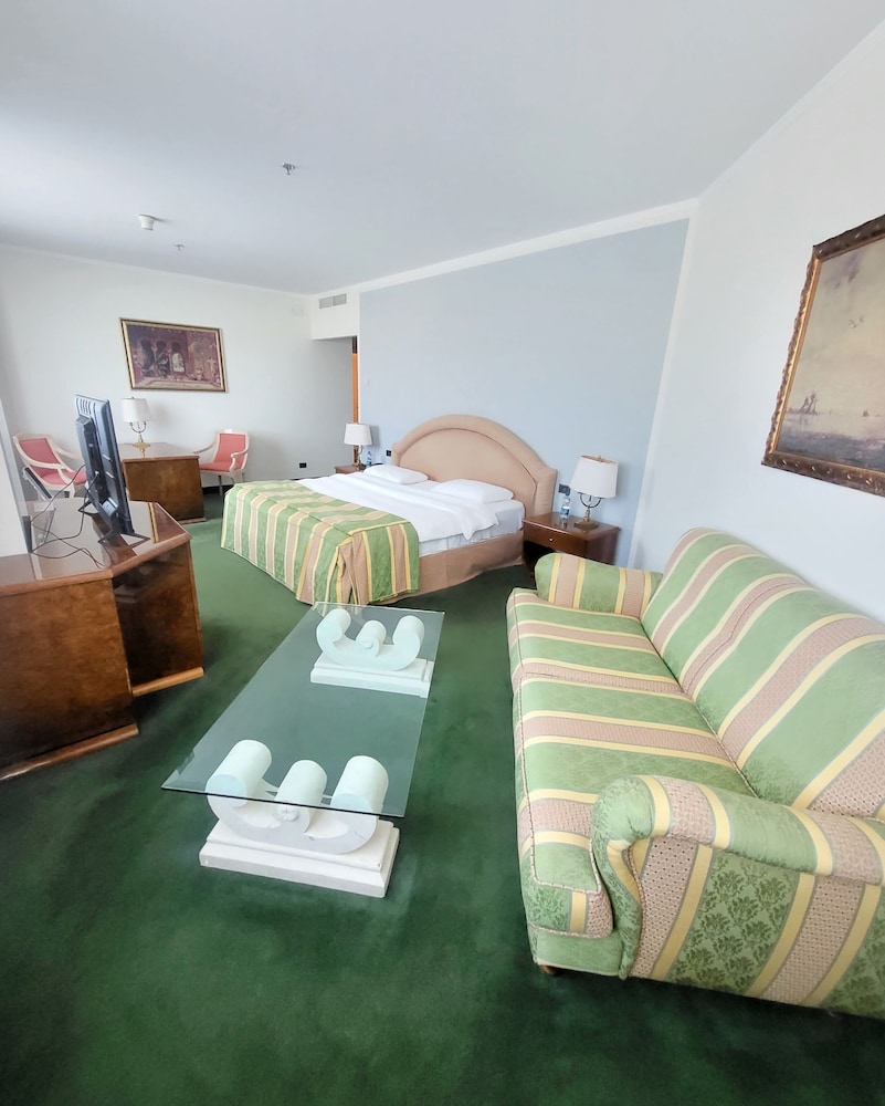 Deluxe Suite, Jetted Tub - Photo 4