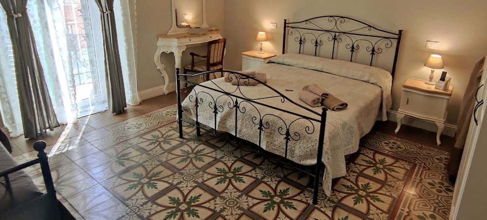 Design Quadruple Room, 1 Bedroom, Private Bathroom, City View