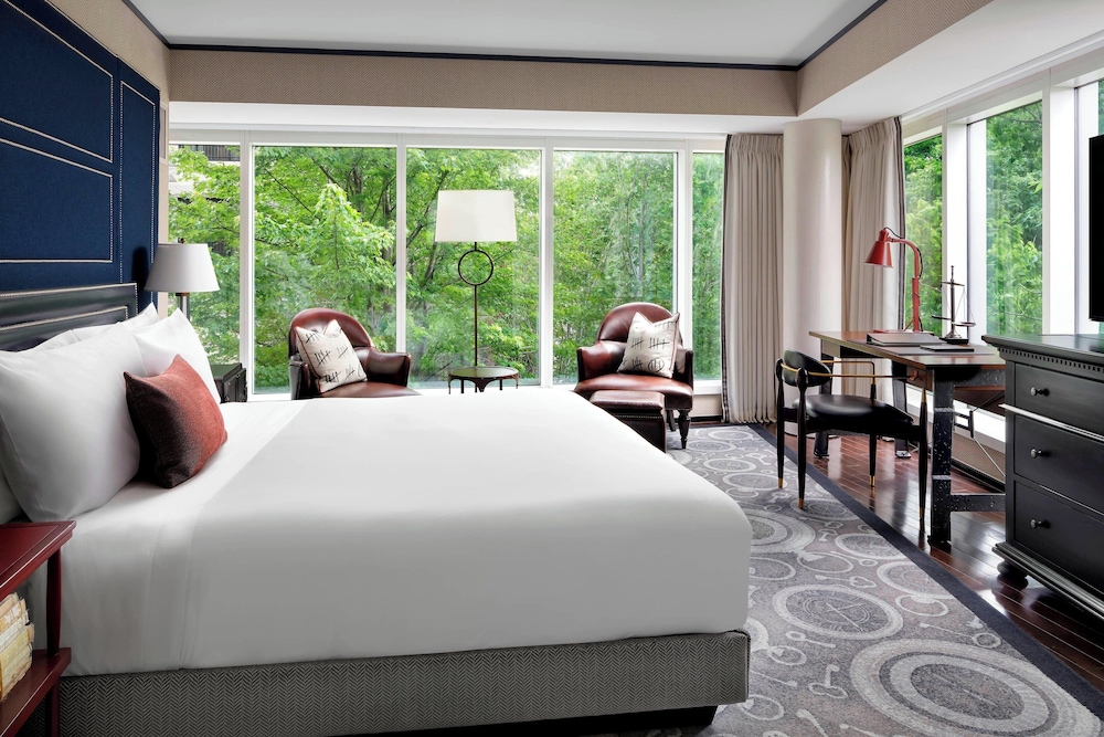 Grand Room, 1 King Bed, Corner