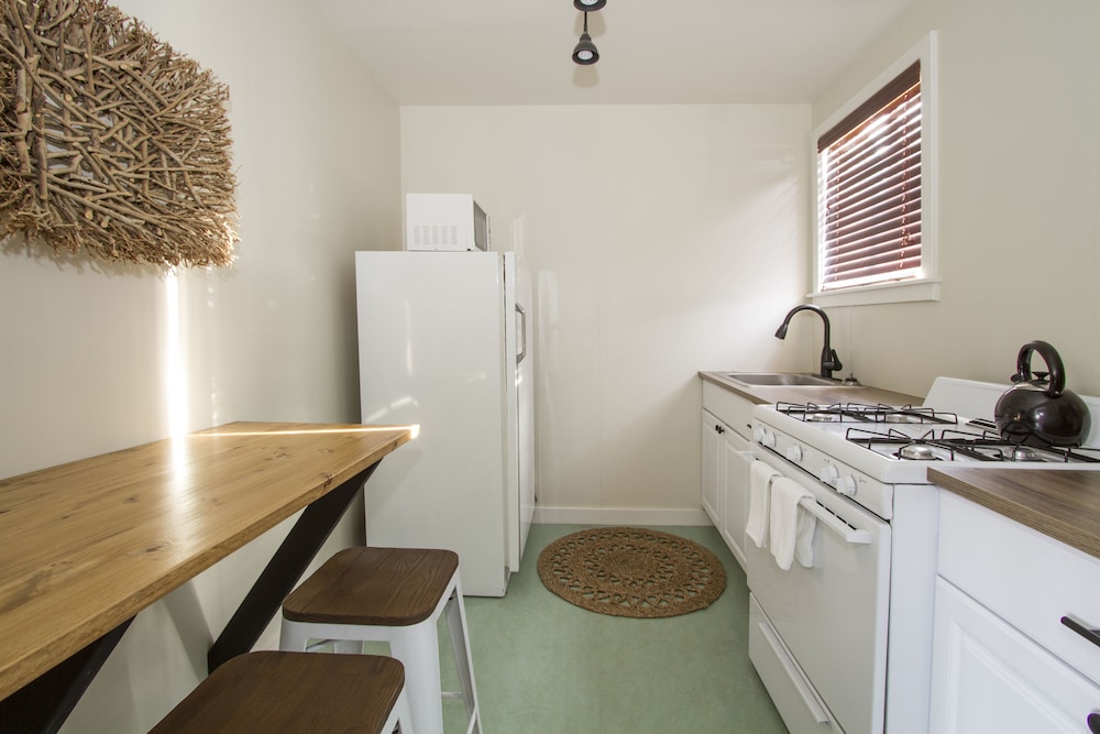 Studio Suite, 1 Queen Bed, Kitchen photo 3