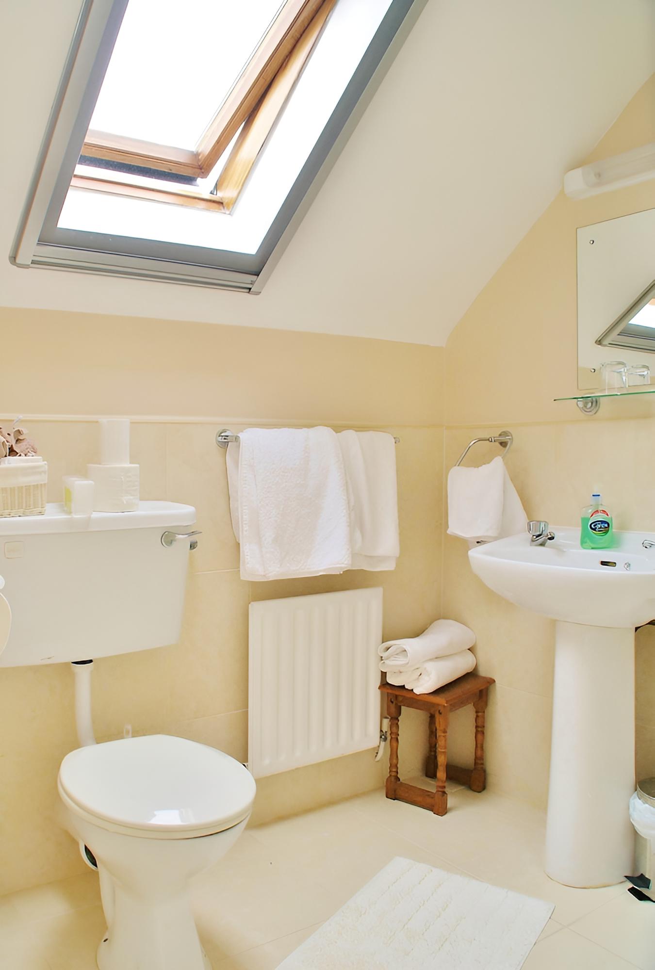 Double or Twin Room, Ensuite photo 3