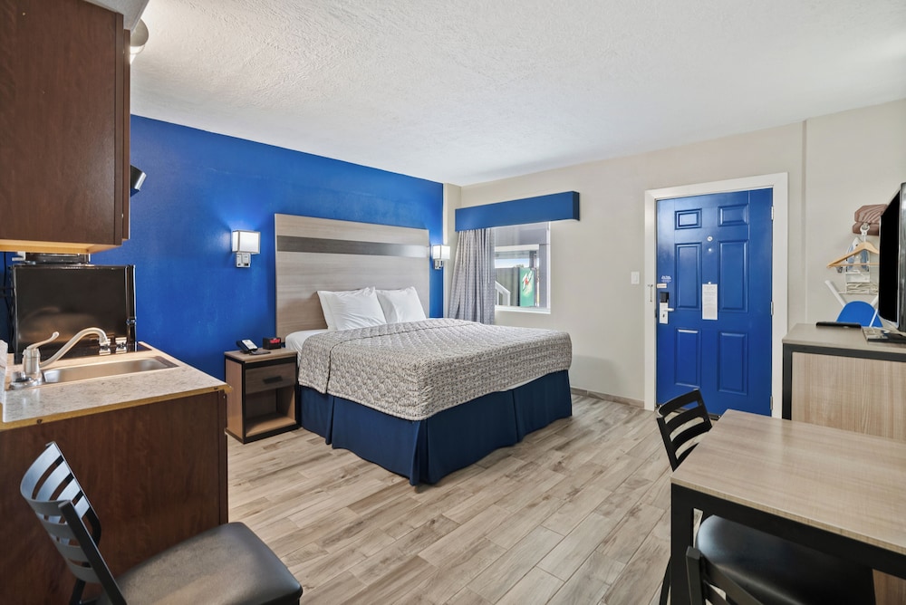 Standard Room, 1 King Bed, Mobility Accessible, Kitchenette - Photo 2