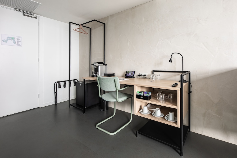 City Room photo 2
