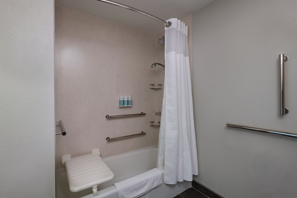 Room, 2 Queen Beds (Mobility/Hearing Accessible, Tub) - Photo 5