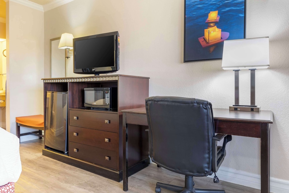 Executive Room, 1 King Bed, Non Smoking, Refrigerator & Microwave - Photo 3