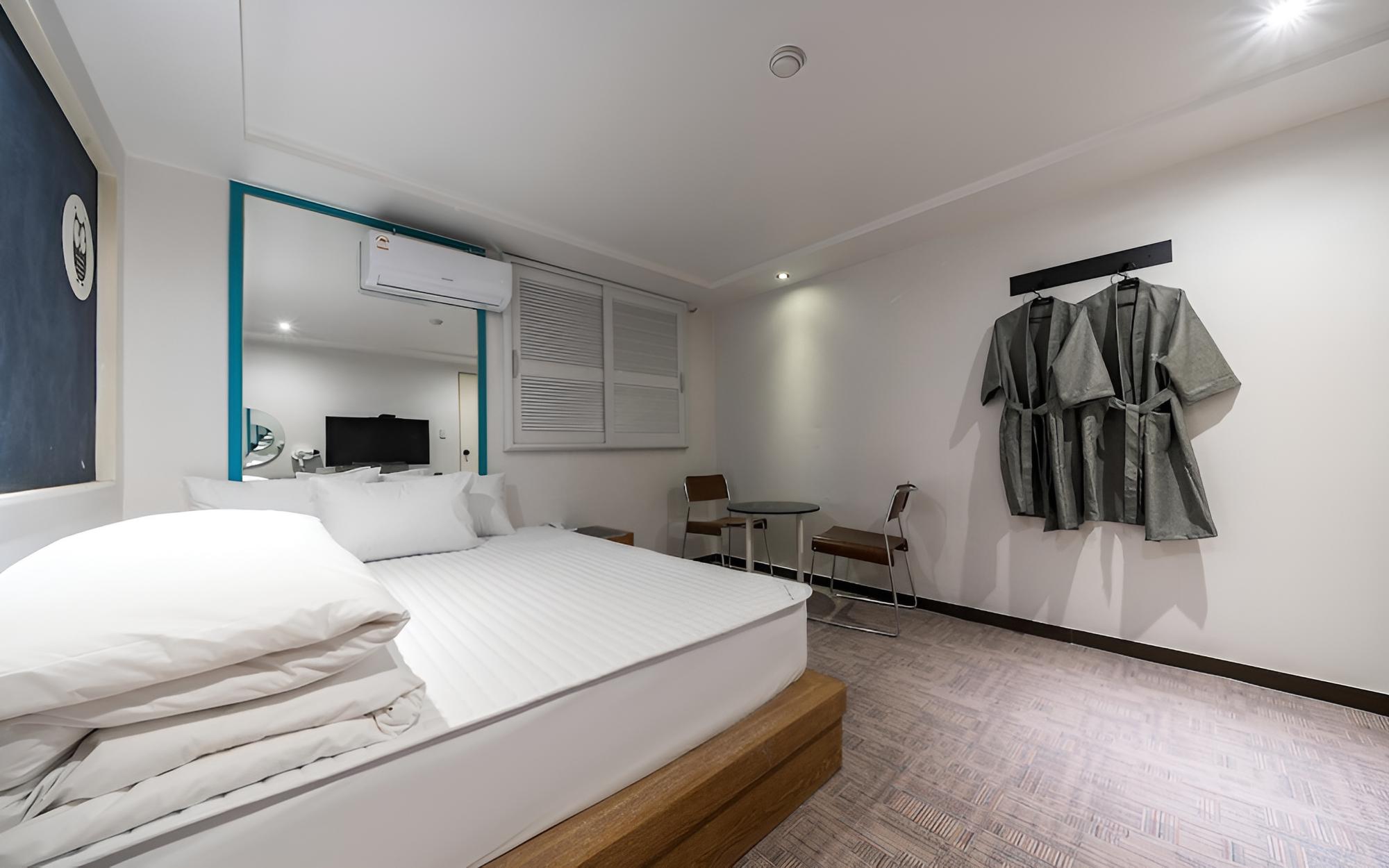 Room (Standard Room) - Photo 11
