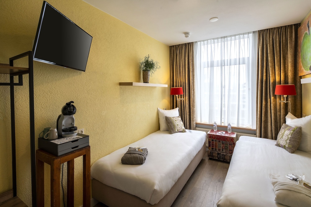 Economy Double or Twin Room, Shared Bathroom photo 1