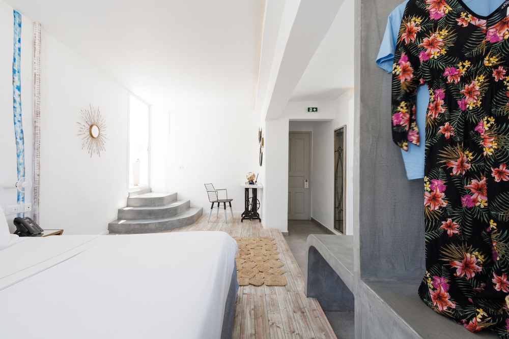 Deluxe Seaview Suite - Photo 13
