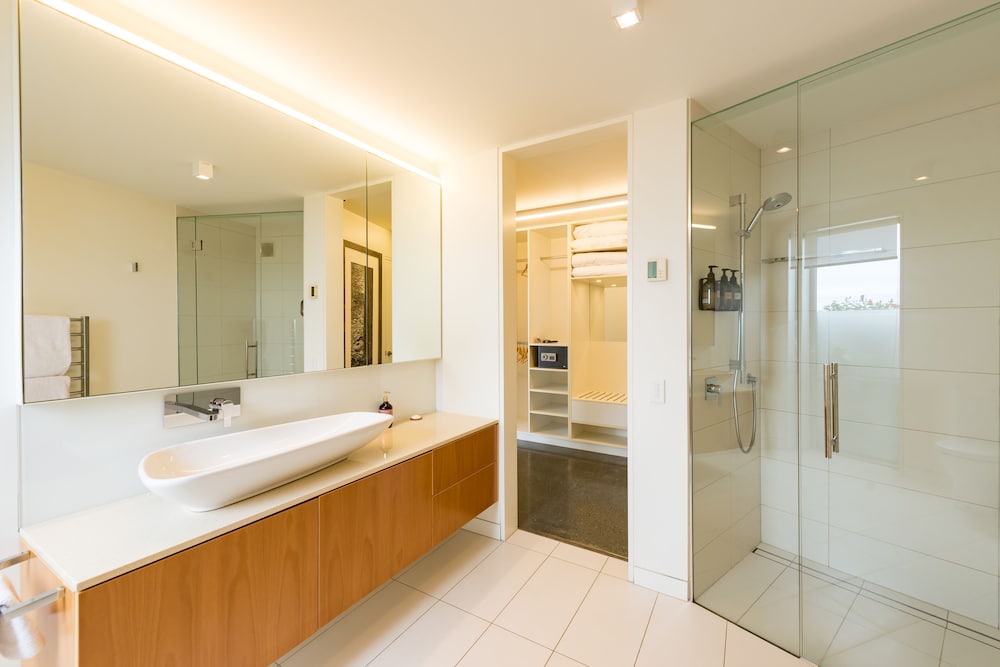 Honeymoon Studio Suite, 1 King Bed, Ocean View photo 3
