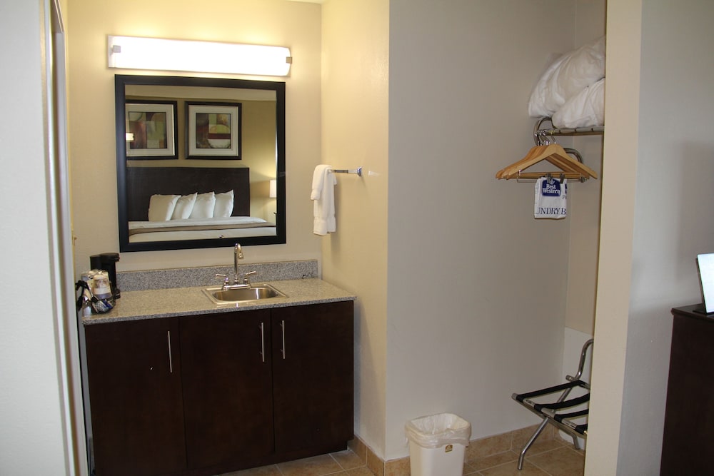 Suite, 1 King Bed, Jetted Tub, River View - Photo 10